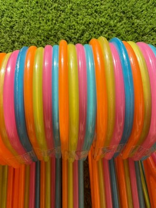 Perchas infantiles de plástico multicolor