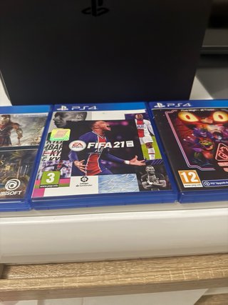 Consola PS4 Negra + 3 Juegos
