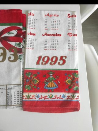 Strofinacci con calendari anni '90.