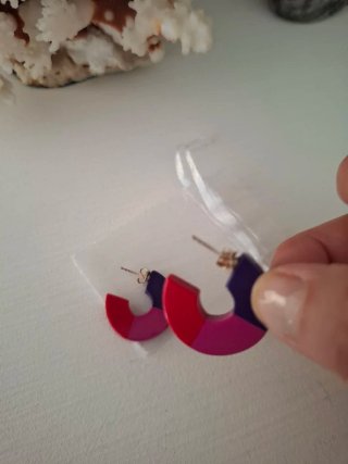 Pendientes de diseño: rosa fucsia, rojo, y morado.