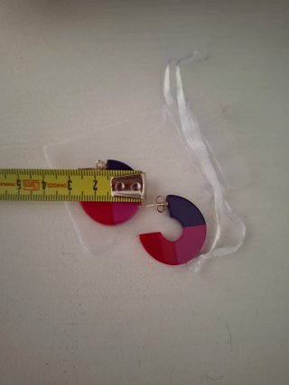Pendientes de diseño: rosa fucsia, rojo, y morado.
