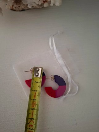 Pendientes de diseño: rosa fucsia, rojo, y morado.