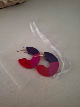Pendientes de diseño: rosa fucsia, rojo, y morado.