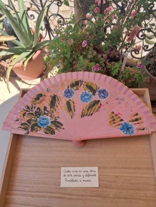 Abanico rosa pintado a mano con flores