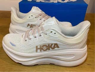 Zapatillas Hoka Crema y Doradas