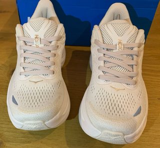 Zapatillas Hoka Crema y Doradas