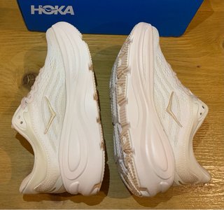 Zapatillas Hoka Crema y Doradas
