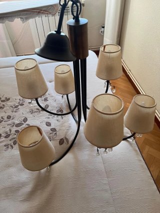 Lámpara de techo beige y dorada