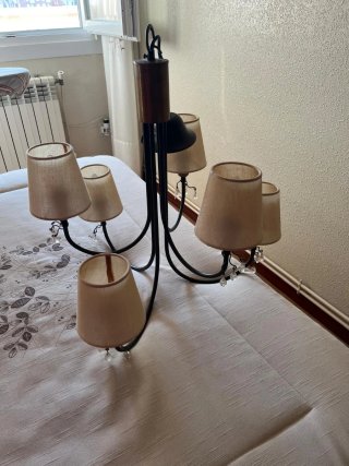 Lámpara de techo beige y dorada
