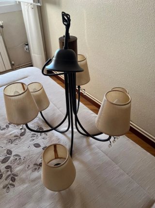 Lámpara de techo beige y dorada