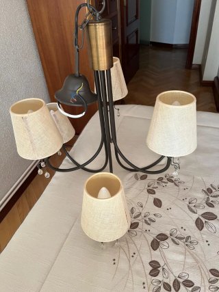 Lámpara de techo beige y dorada
