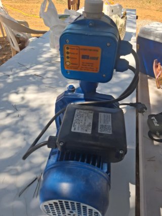 Bomba de agua azul con manómetro
