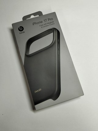 Apple Custodia Beats con MagSafe e Controllo Fotocamera per iPhone 17 Pro - Antracite