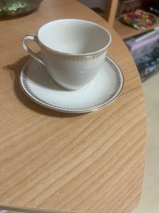 Tazza e piattino in porcellana decorata oro