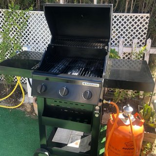 Barbacoa a gas Naterial Negra de 3 fuegos.