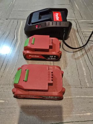 Cargador y 2 Baterías Panzer 18V Li-Ion