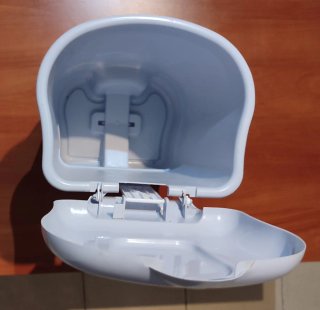 Papelera de baño blanca