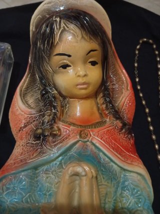 Lote religioso vintage: Virgen, rosario y llaveros