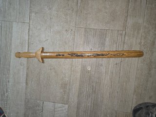 Espada de madera decorada