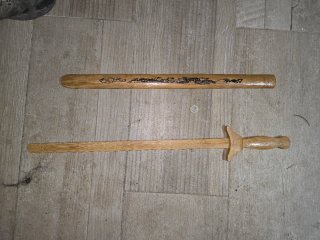 Espada de madera decorada