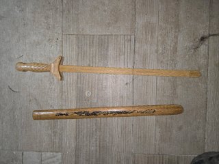 Espada de madera decorada