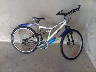 Bicicleta de montaña GTX plateada