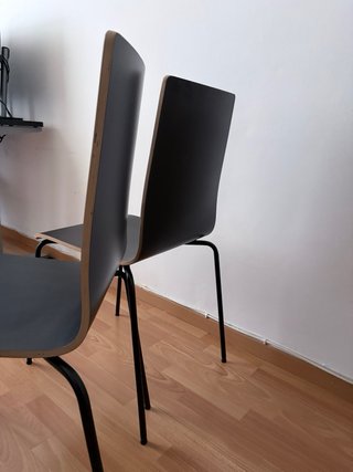 Sillas IKEA negras y marrones