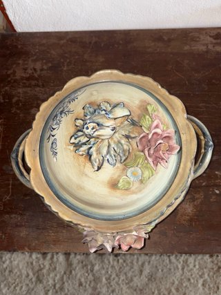 Sopera de porcelana decorada con flores