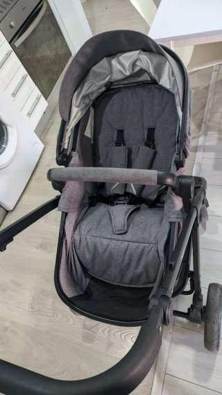 Carrito de bebé gris