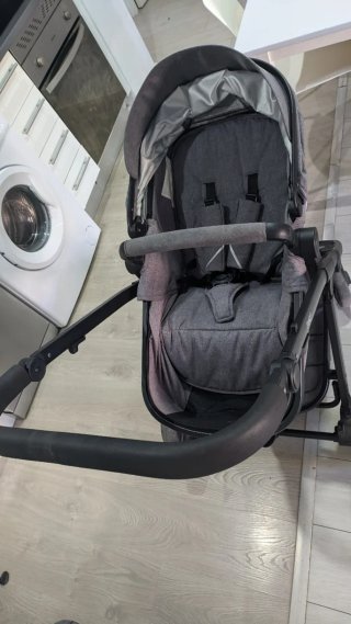 Carrito de bebé gris
