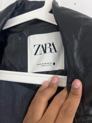 Gabardina oversize Zara efecto piel