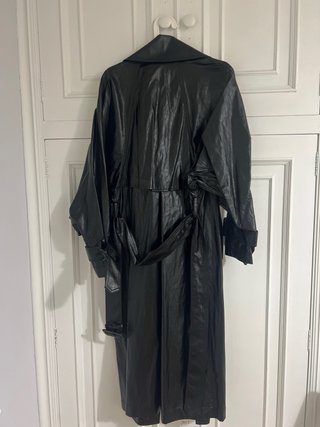 Gabardina oversize Zara efecto piel