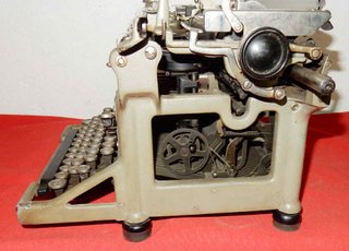 30-Máquina de escribir antigua UNDERWOOD -