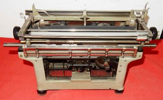 30-Máquina de escribir antigua UNDERWOOD -