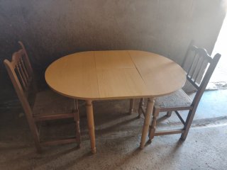 Mesa de madera y silla