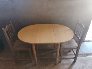 Mesa de madera y silla