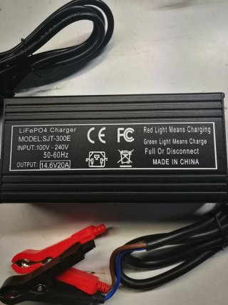 Cargador LiFePO4 SJT-300E 14.6V 20A