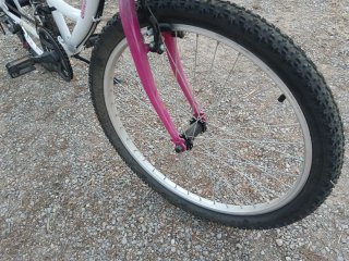 Bicicleta blanca y rosa con cesta, marchas, 24".