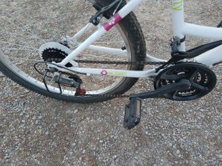 Bicicleta blanca y rosa con cesta, marchas, 24".
