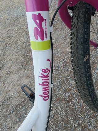 Bicicleta blanca y rosa con cesta, marchas, 24".