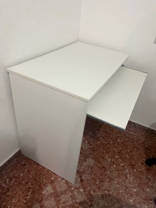 Escritorio blanco con silla verde