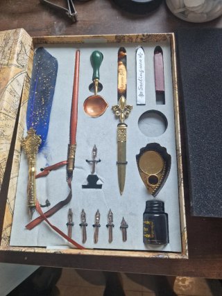 Set de escritura antigua con pluma y accesorios