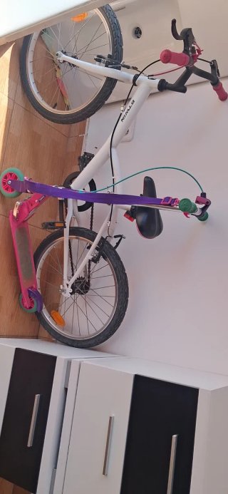 Bicicleta infantil rosa y blanca