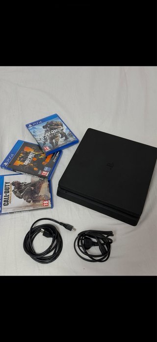 PS4 (PlayStation 4) Negra + 3 Juegos (Sin mando)