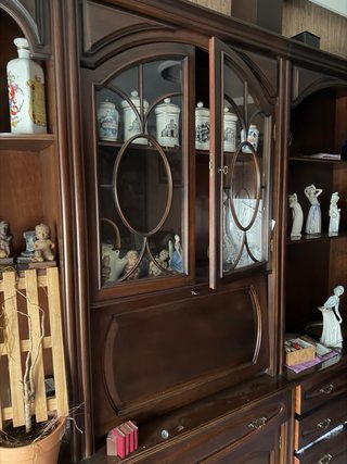 Mueble de salón de madera oscura