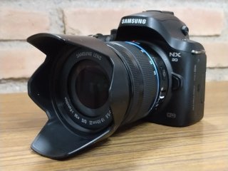 Cámara Samsung NX 20, cargador y batería. SD 16GB.