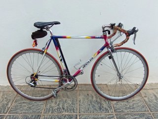 Bicicleta de carretera colorida