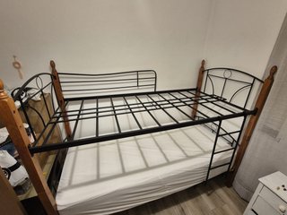 Literas metálicas negras con detalles de madera