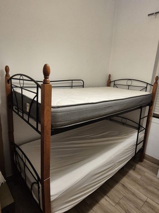 Literas metálicas negras con detalles de madera