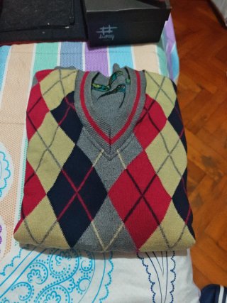 Jersey de rombos beige y rojo
